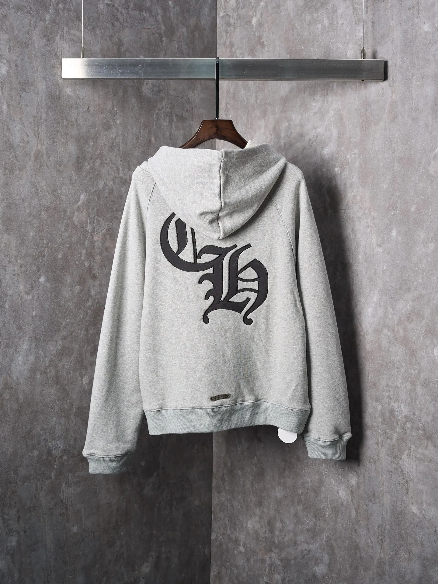 P480 Actual auction] Chrome Hearts/Ch cross logo patch embroidered hooded sweatshirt [Ready stock] S M L XL custom-made heavyweight fortress interwoven air cotton, full of texture, thick and solid, based on high-end ash tone, with a coexistence of vicissitudes and elegance. With the Chrome heart cross patch embroidery decoration on the chest, it becomes the ultimate interpretation of dark Gothic style. CH Gothic font is the finishing touch on the back panel. Let the totem become your spiritual thorn. The logo iron plate sways slightly with the swing of the body, adding a sense of movement and vitality. It is unobtrusive but has an indescribable aura. It interprets the perfect blend of retro and luxury. It adopts imported machine patch embroidery technology and uses advanced computer control systems and precise mechanical components to realize the Chrome Hearts logo patch embroidery operation. It presents an embroidery effect with both clarity and three-dimensionality. The fabrics have been washed and have a better hand feel and are not easily deformed. Not easy to shrink, not easy to fade, maintain long-term beauty, loose fit